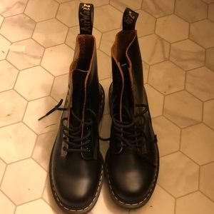 Dr. Martin 1460 VINTAGE MADE IN ENGLAND LACE UP BOOTS
